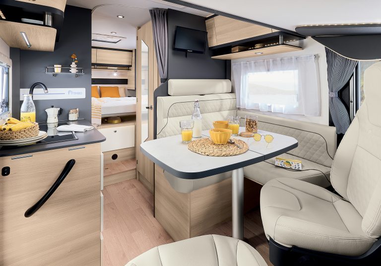 Salón comedor face to face autocaravana Itineo CM660