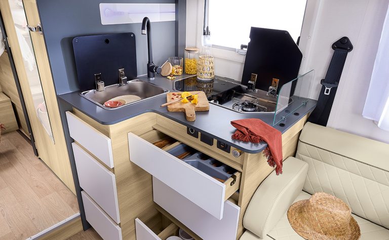 camping-car-itineo-jc740-cuisine