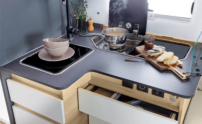 camping-car-itineo-mc740-cuisine